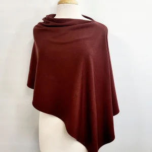 Poncho court en tricot de laine mérinos brun-rouge