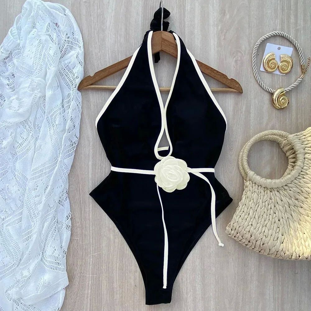 Maillot de bain une pièce amincissant et ajusté est parfait pour toutes les occasions de plage