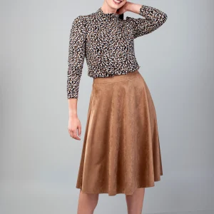 Jupe évasée longueur mi-jambe en ultrasuède caramel ou noir.