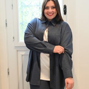 Chemise à fines rayures ouverte pour un look tendance