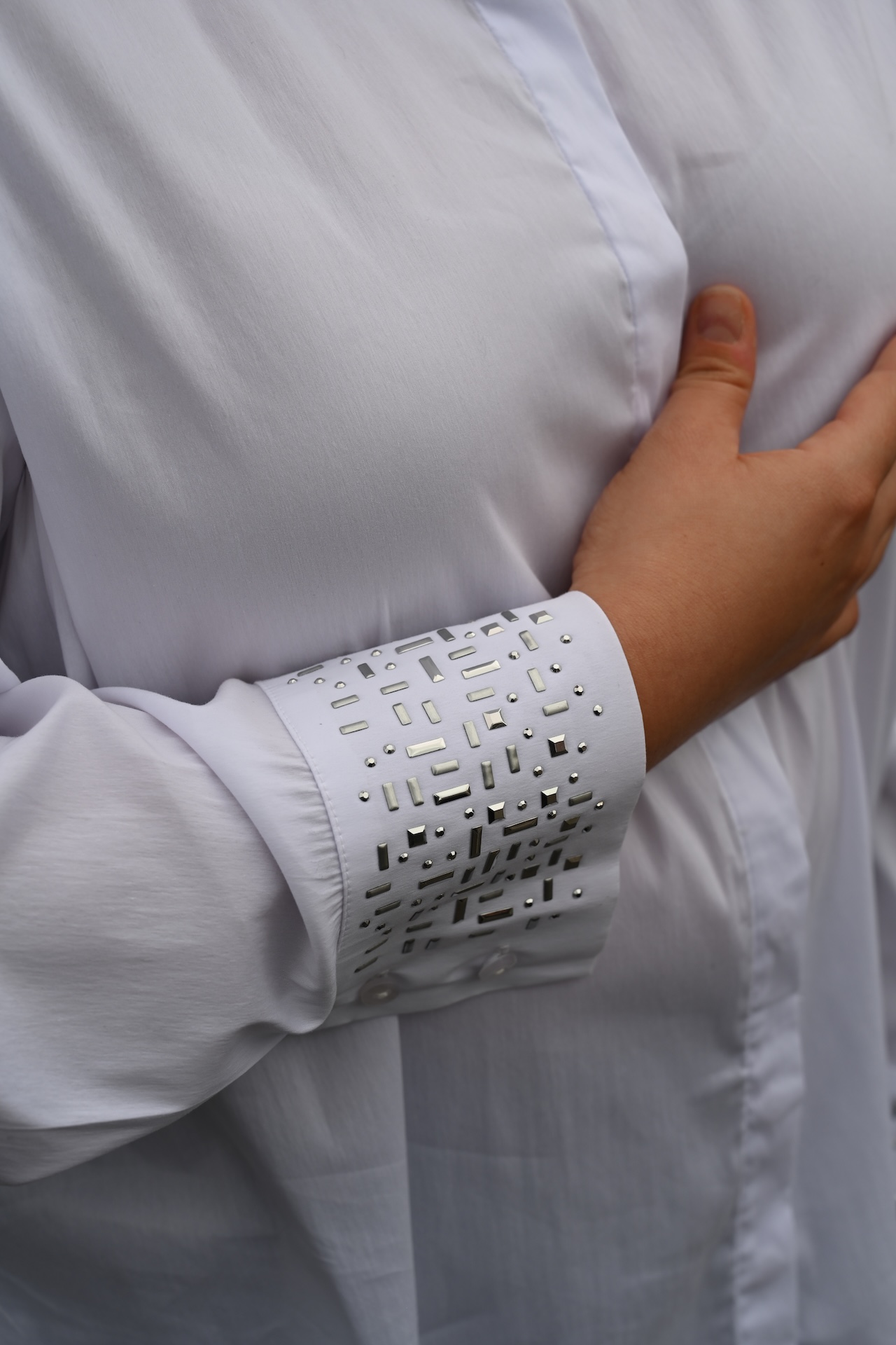 Chemise en coton avec poignets strass – Image 3