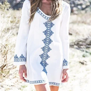 Robe de plage courte en coton brodé