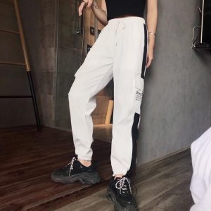 Pantalon cargo femme noire avec bandes blanches raccordable aux chevilles