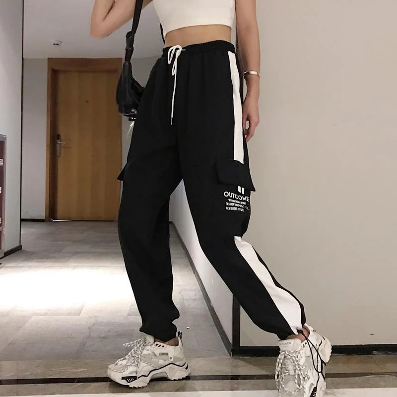 Pantalon cargo femme taille haute noire avec bande blanche adjustable aux chevilles