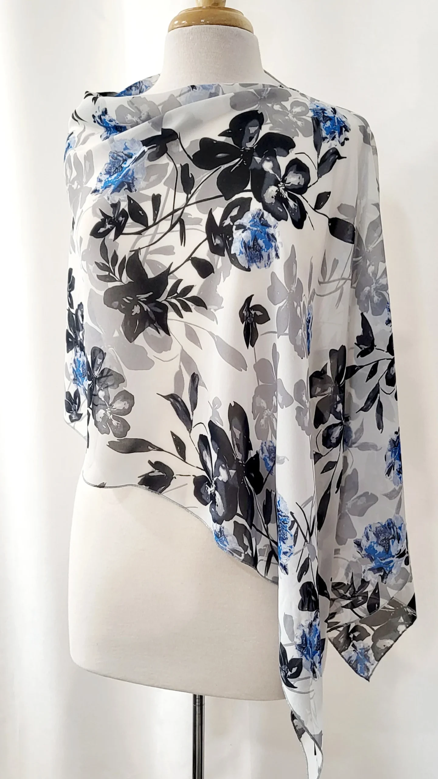 Poncho court en voilage fleuri noir, gris et bleu sur fond blanc – Image 3