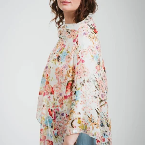 Poncho court en voilage imprimé de fleurs multicolores.