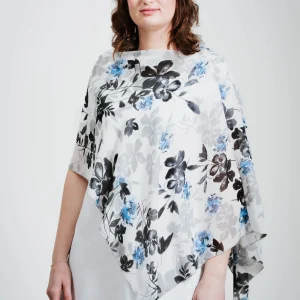 Poncho court en voilage fleuri noir, gris et bleu sur fond blanc