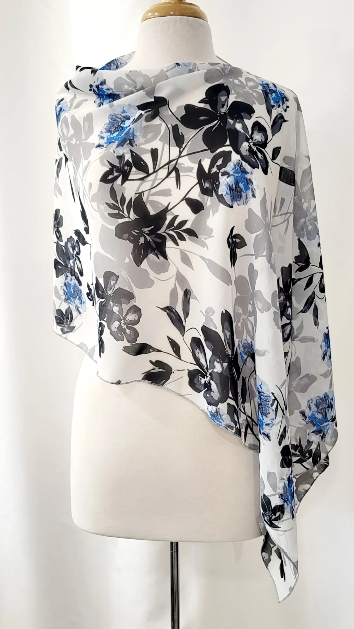 Poncho court en voilage fleuri noir, gris et bleu sur fond blanc – Image 2